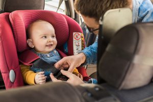 Niemowlę w foteliku samochodowym z funkcją spania